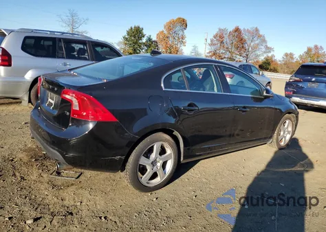 2013 Volvo S60 T5 z USA, uszkodzony, nr VIN YV1612FS0D2232372